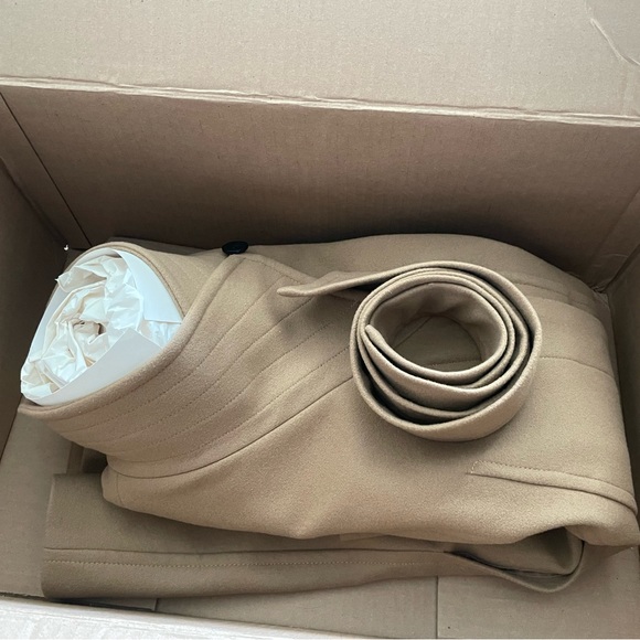 HOW TO PACKAGE an Aritzia Babaton Connor Coat - Picture 2 of 3